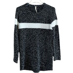 Teaberry & Weave black and white sweater with a center white stripe size small